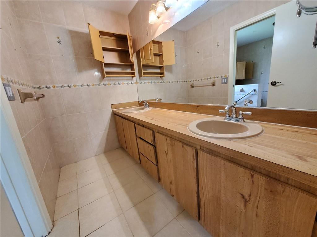 Rolling Hills Lake Estate - Residential