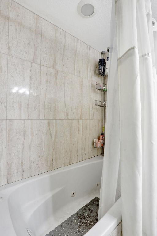 ORIOLE GARDENS - Residential