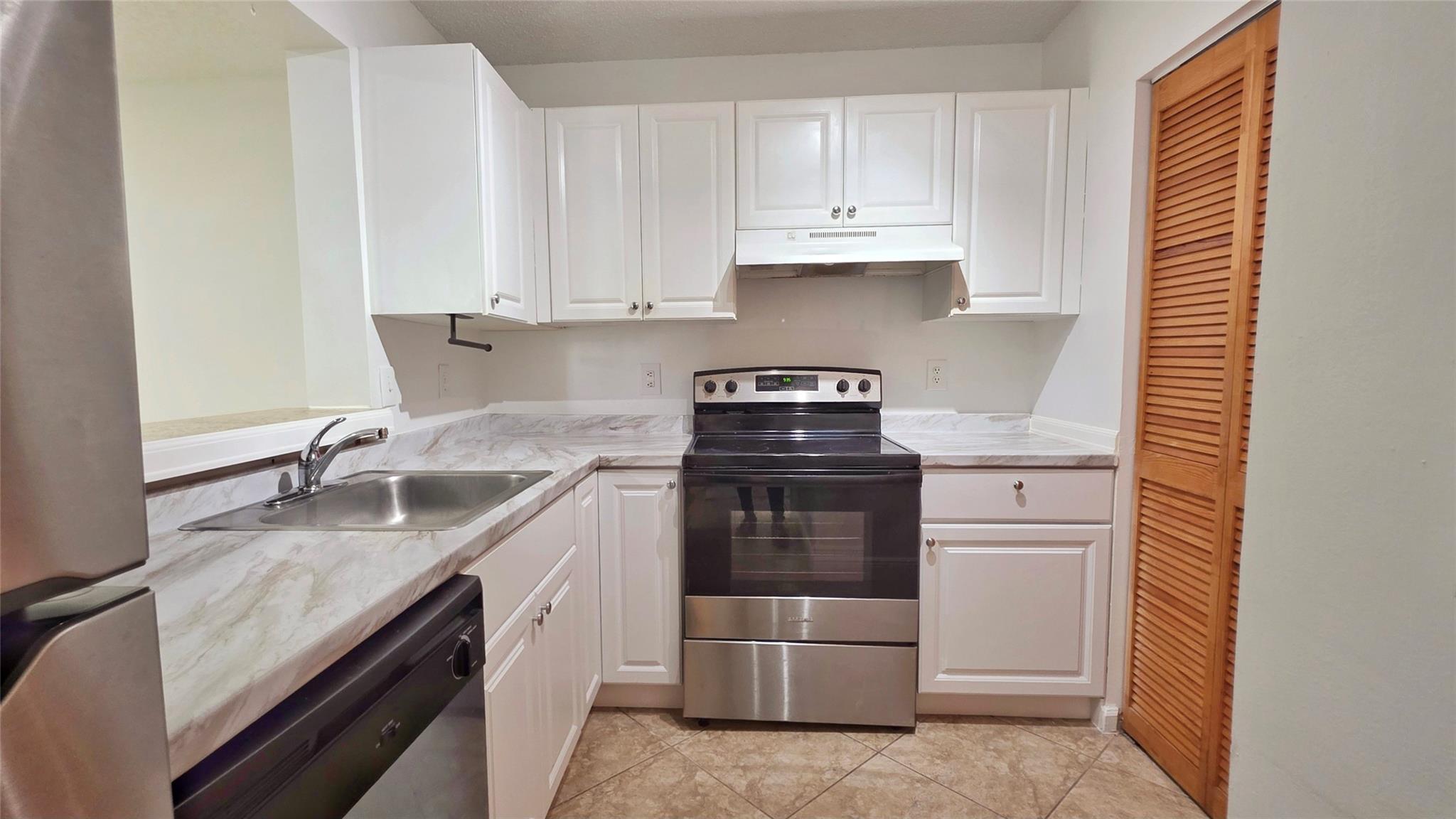 SHERIDAN EAST CONDO BLDG - Residential Lease