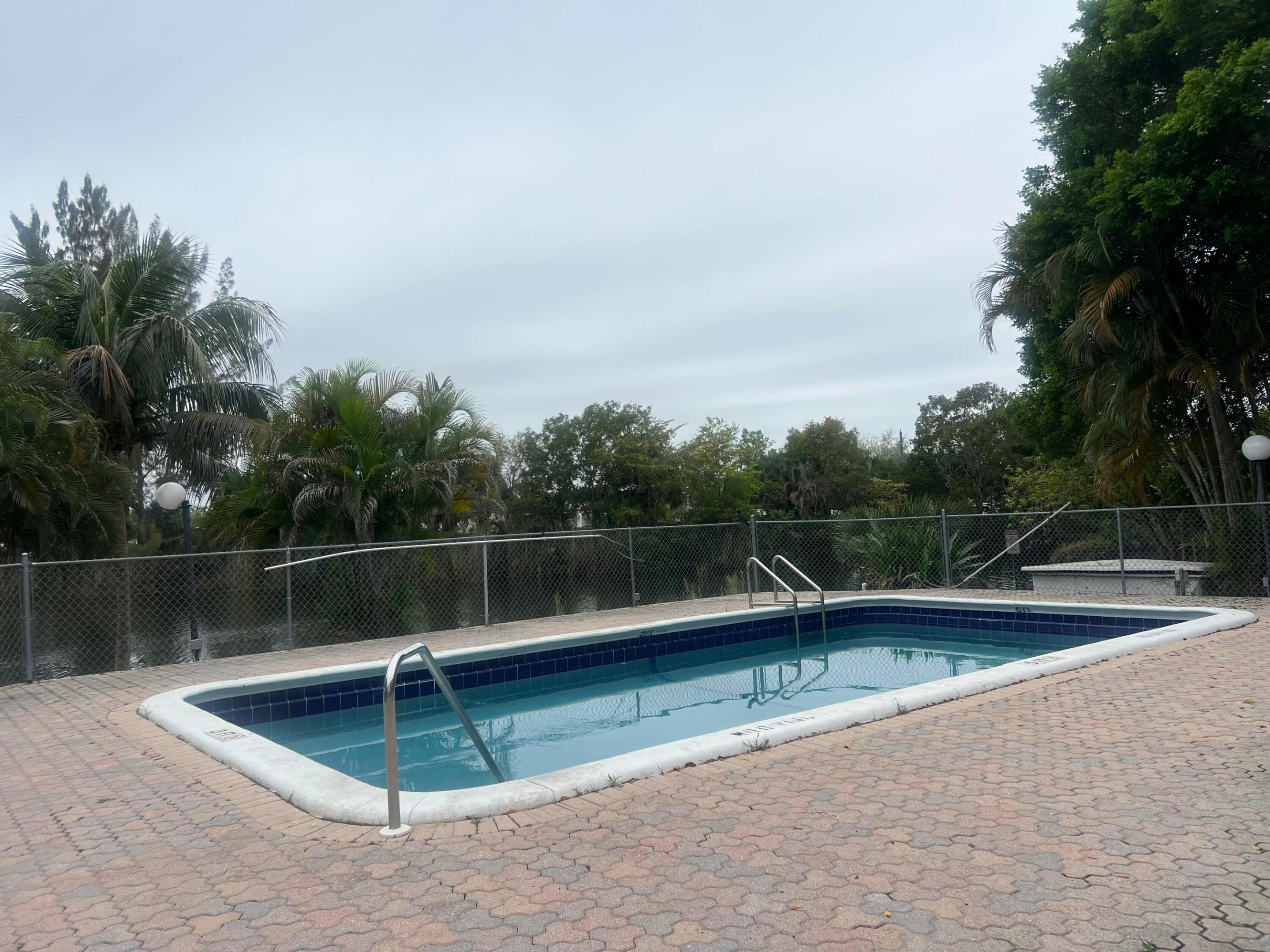 GARDEN LAKES OF INVERRARY - Residential