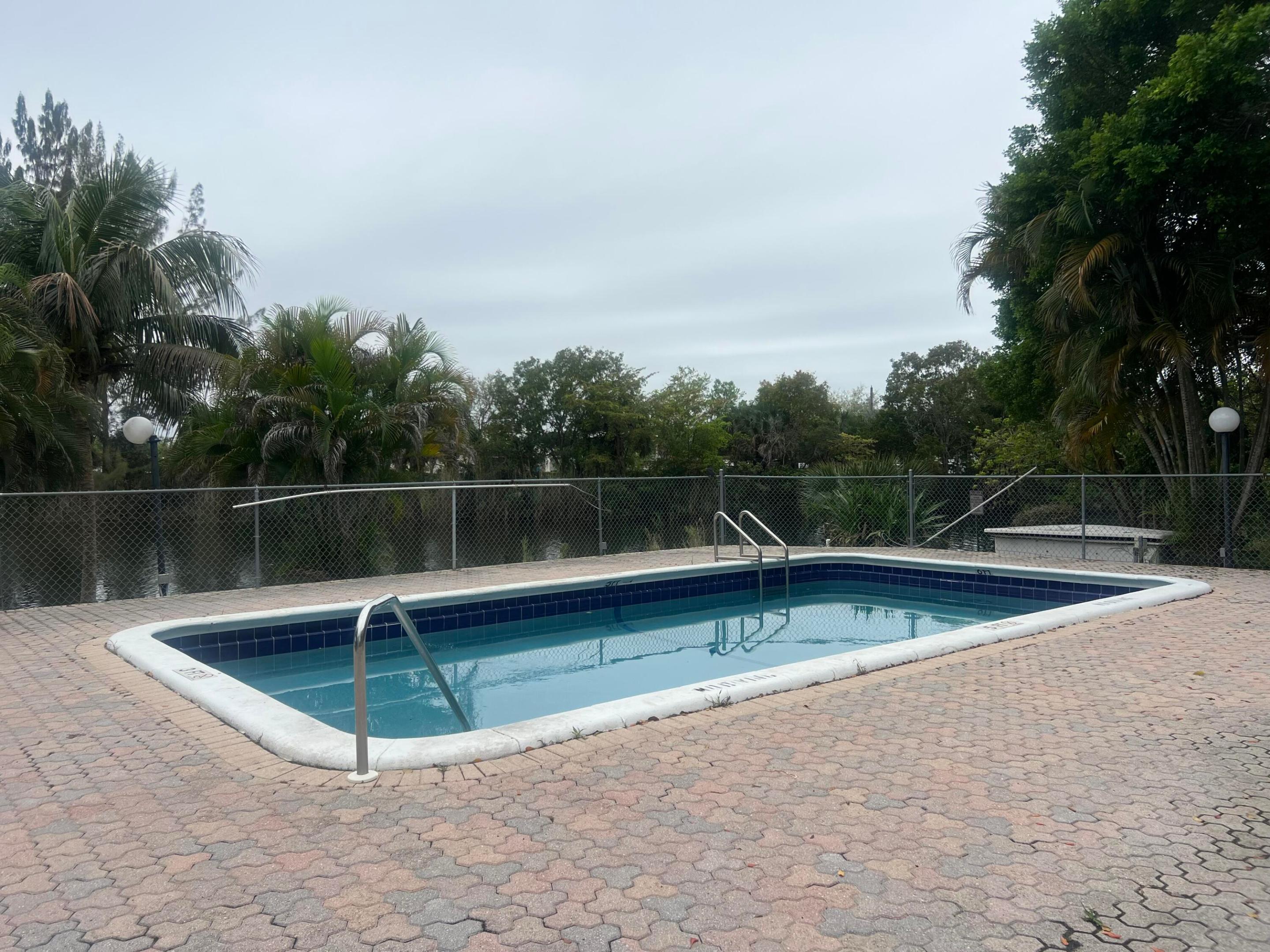 GARDEN LAKES OF INVERRARY - Residential