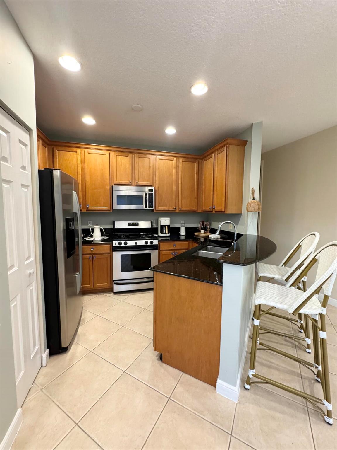 MANSIONS AT EVERGRENE WES - Residential Lease