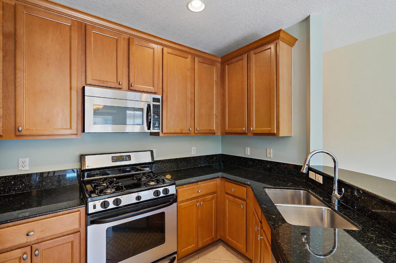 MANSIONS AT EVERGRENE WES - Residential Lease