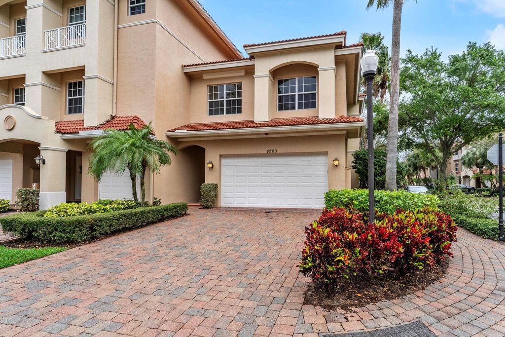 Photo of 4900 Vine Cliff Way E, Palm Beach Gardens, FL 33418 (MLS # R10967719)