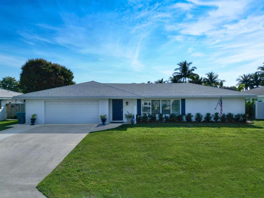 Photo of 1360 SW 26th Avenue, Boynton Beach, FL 33426 (MLS # R11056628)