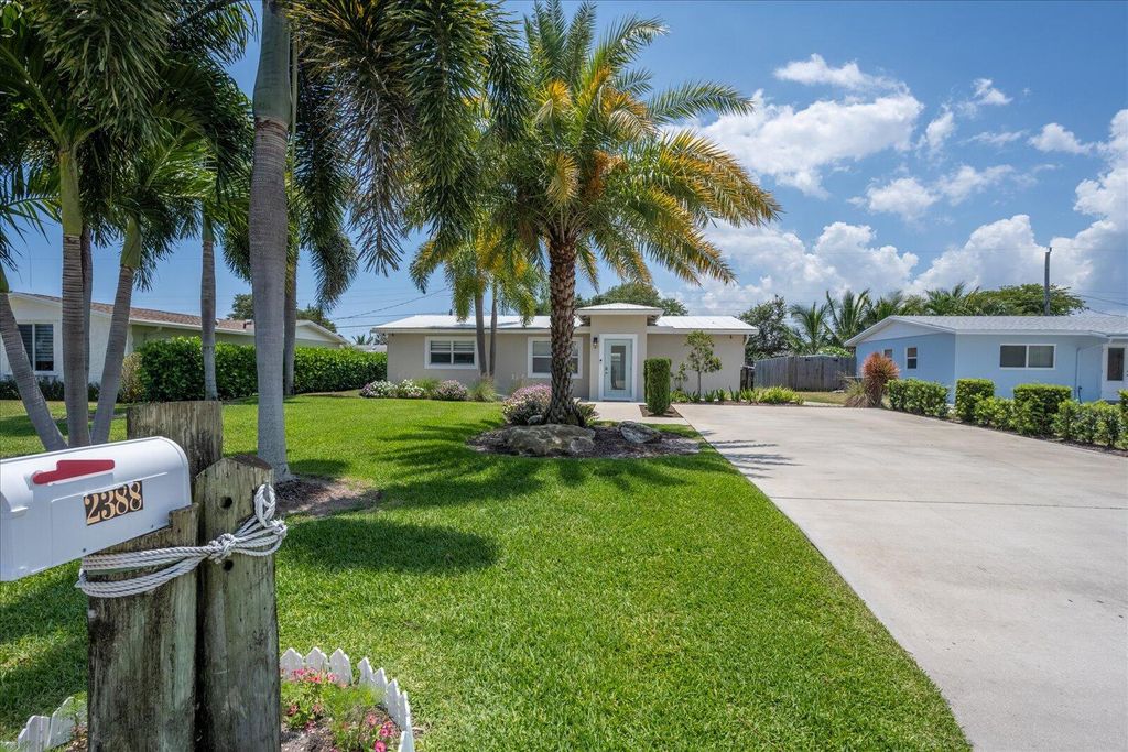 Photo of 2388 E EDGEWATER Drive, Palm Beach Gardens, FL 33410 (MLS # B26056840)