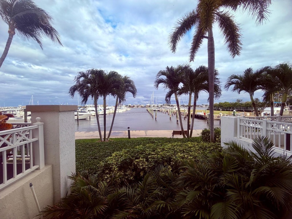 Moorings At Lantana Twnhs - Residential Lease