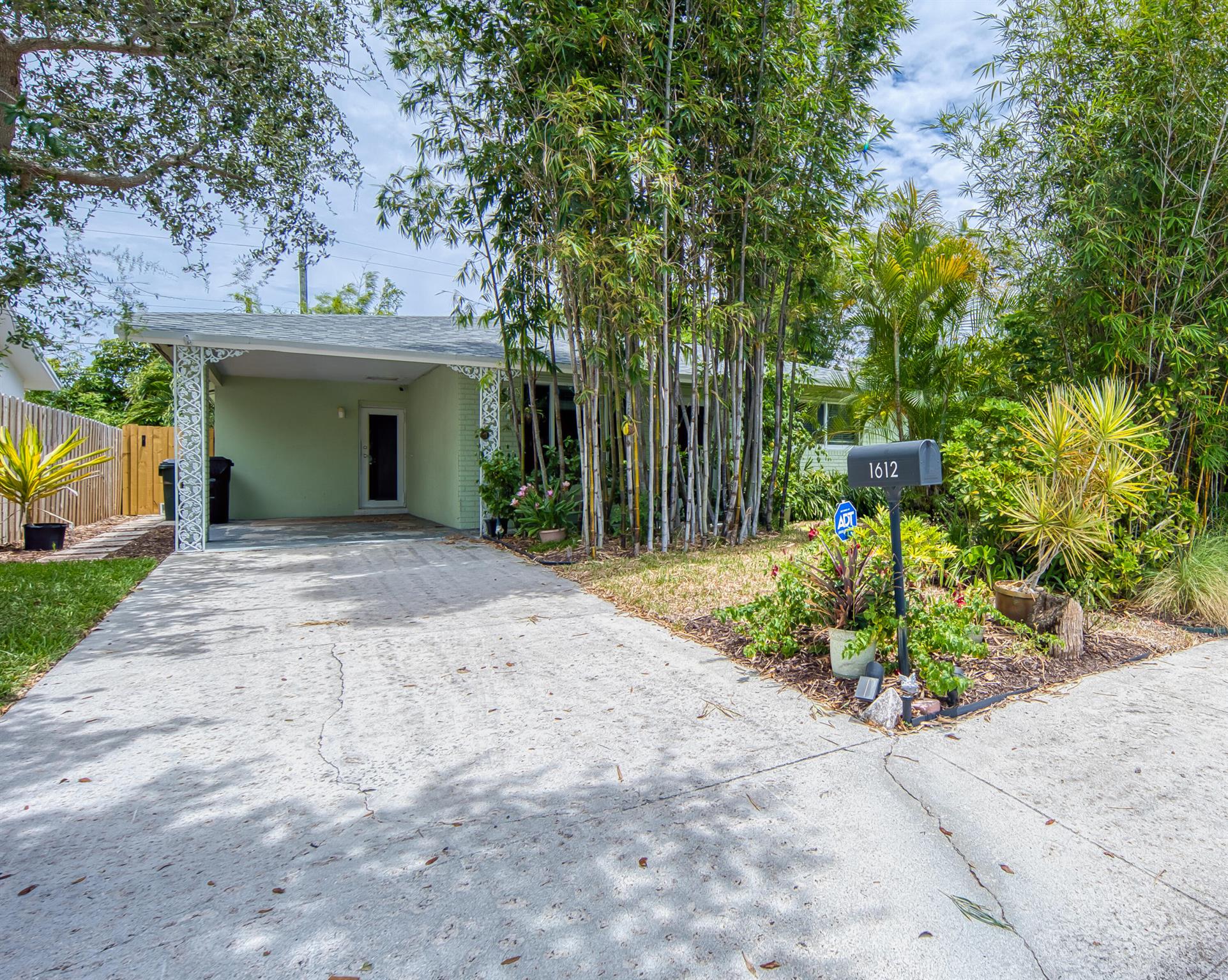 EXCELLENT FURNISHED HOME GREAT LOCATION JUST STEPS TO THE INTRACOASTAL. VERY NICE NEIGHBORS IN A WONDERFUL COMMUNITY. THIS SLICE OF PARADISE IS CALLED EDEN PLACE.