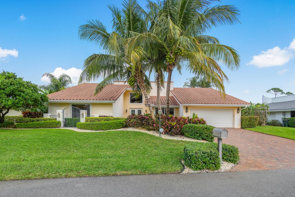 Photo of 4877 Pineview Circle, Delray Beach, FL 33445 (MLS # R11088870)