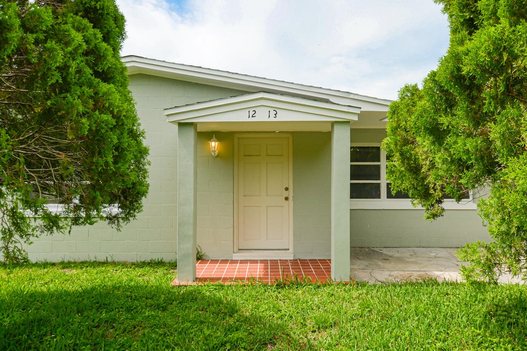 Photo of 1213 Hibiscus Avenue, Fort Pierce, FL 34950 (MLS # R11000358)