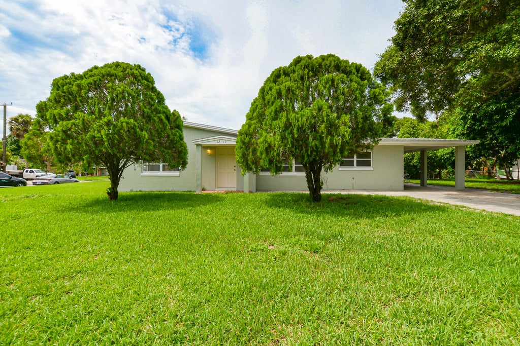 Photo of 1213 Hibiscus Avenue, Fort Pierce, FL 34950 (MLS # R11000358)
