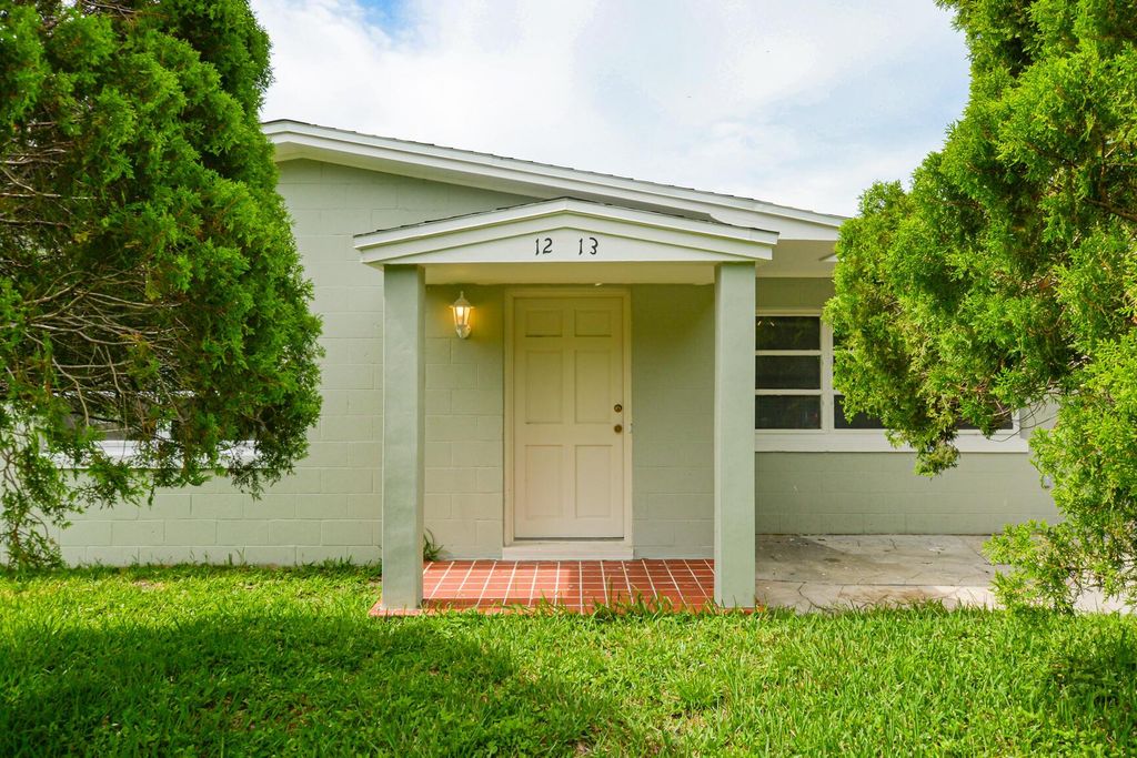 Photo of 1213 Hibiscus Avenue, Fort Pierce, FL 34950 (MLS # R11000358)