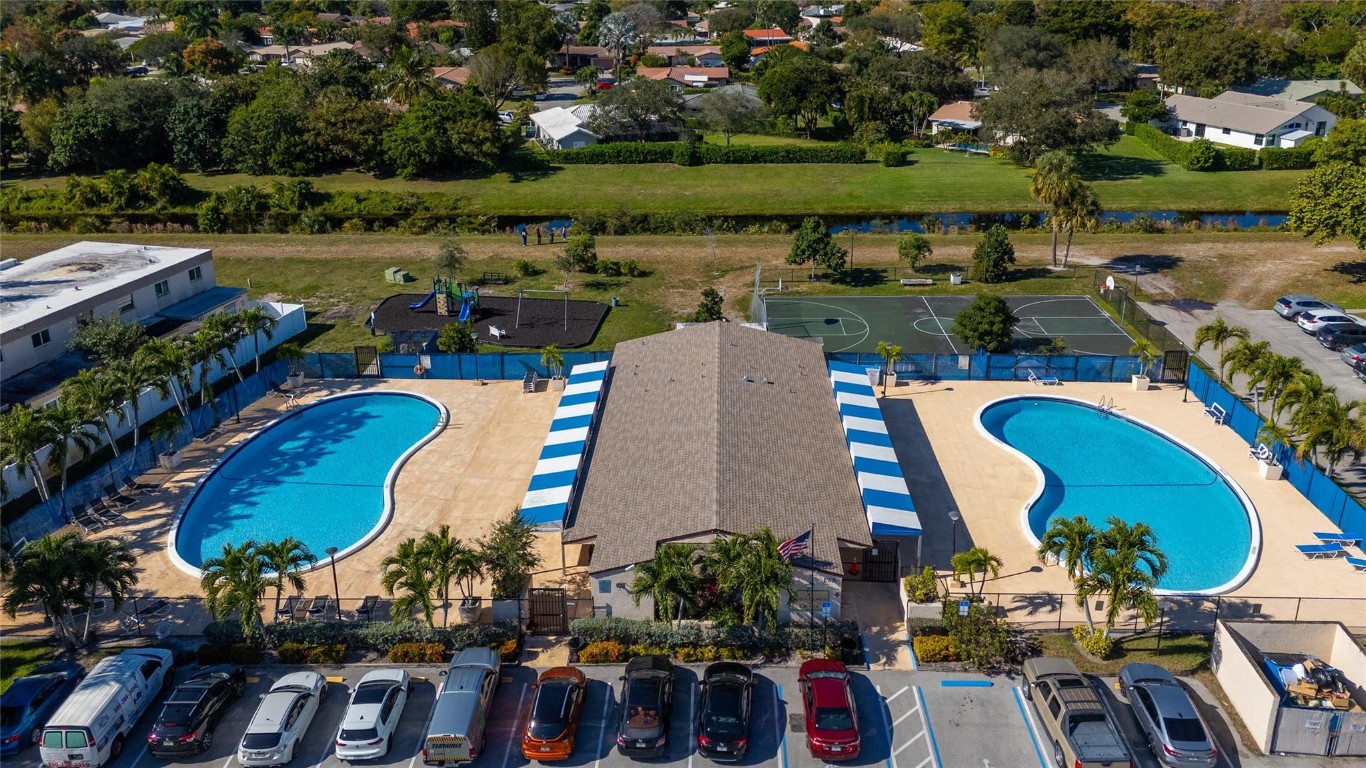 TOWNHOMES OF ORIOLE - Residential