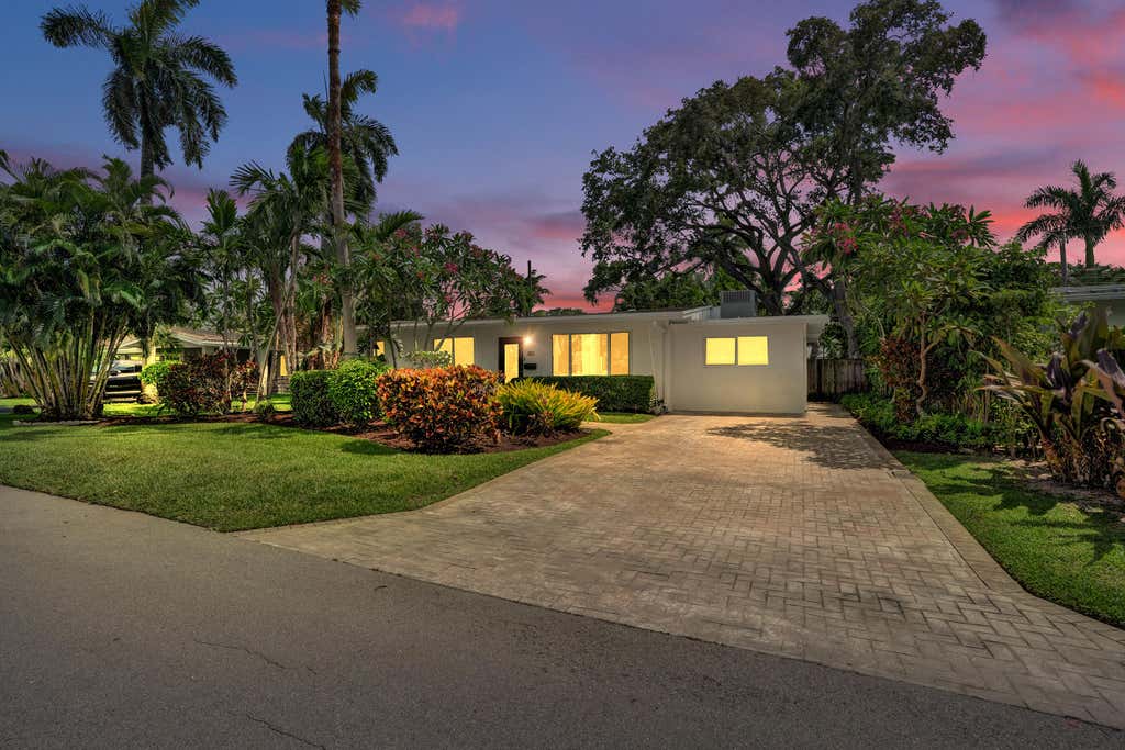 Photo of 1528 NE 28th Drive, Wilton Manors, FL 33334 (MLS # B26037937)