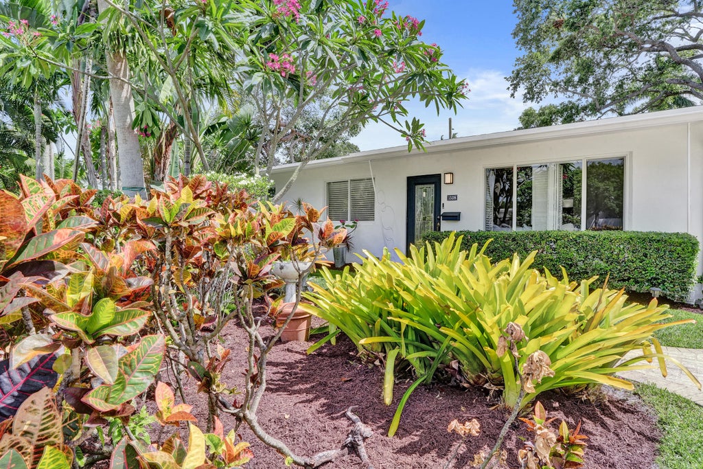 Photo of 1528 NE 28th Drive, Wilton Manors, FL 33334 (MLS # B26037937)