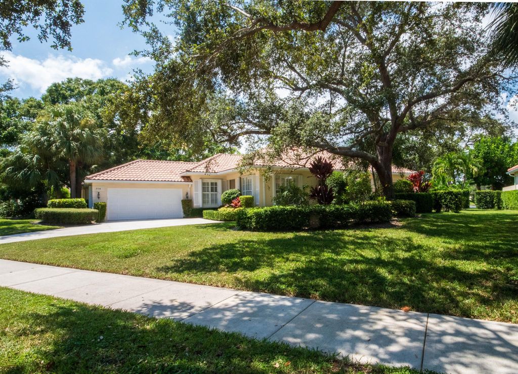 Photo of 704 Blakely Court, Palm Beach Gardens, FL 33410 (MLS # R10920482)