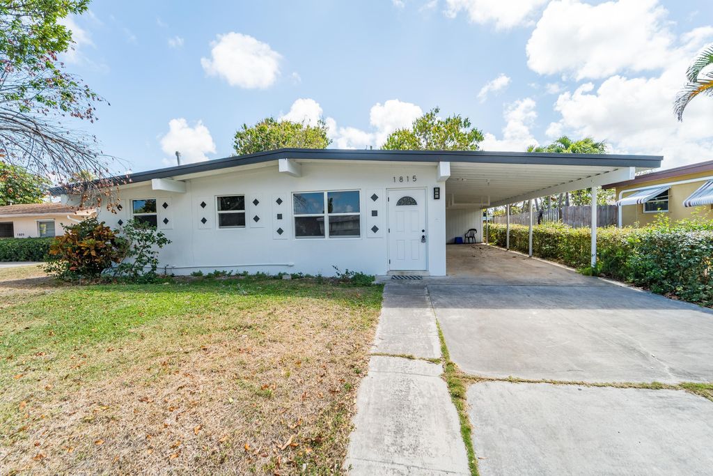 Photo of 1815 Hillcrest Dr, Lake Worth Beach, FL 33461 (MLS # B26000795)