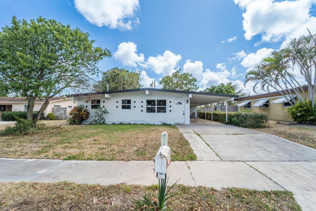 Photo of 1815 Hillcrest Dr, Lake Worth Beach, FL 33461 (MLS # B26000795)
