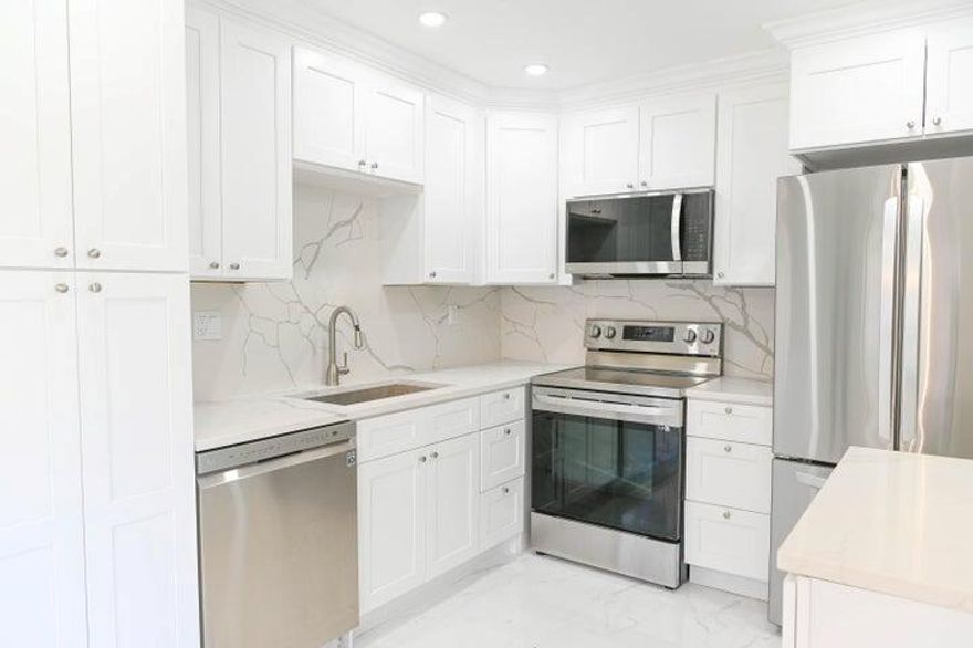 SELLER WILL BE PAYING ALL CLOSING COSTS! Completely renovated and furnished.  Convenient location with close proximity to outdoor pool.. Enjoy all the amenities available at Kings Point Delray.  Ideal for year round living or as the perfect snow bird retreat. Opportunity to live in the popular Burgundy F community at Kings Point in Delray Beach. Just redone 1/1.5 upper level condo. Step inside and you'll immediately appreciate the updated and modern finishes. All new custom kitchen with stainless appliances (never used). Bathrooms have also been updated w solid wood cabinets & new faucets. Easy access from the bedroom to large screened porch. This freshly painted condo also includes Smart TV and washer & dryer.