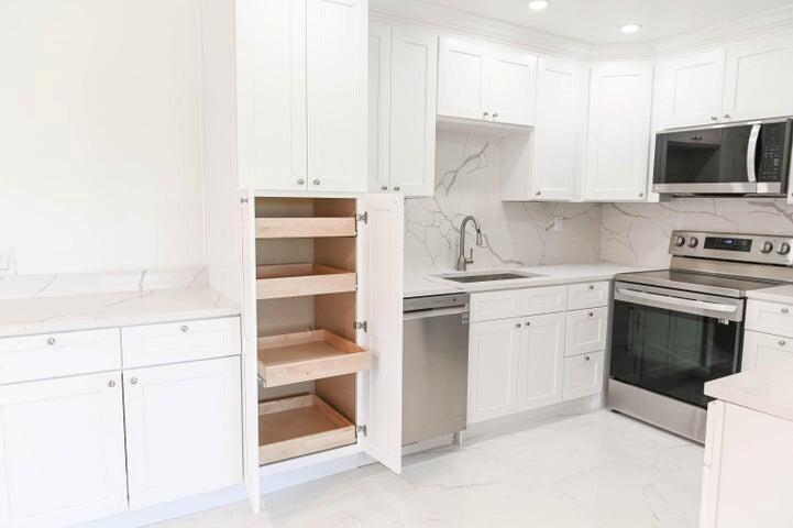 KINGS POINT BURGUNDY COND - Residential