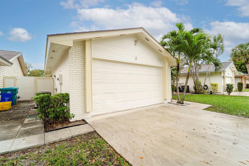 Photo of 6 Cambridge Place, Boynton Beach, FL 33426 (MLS # R11069437)