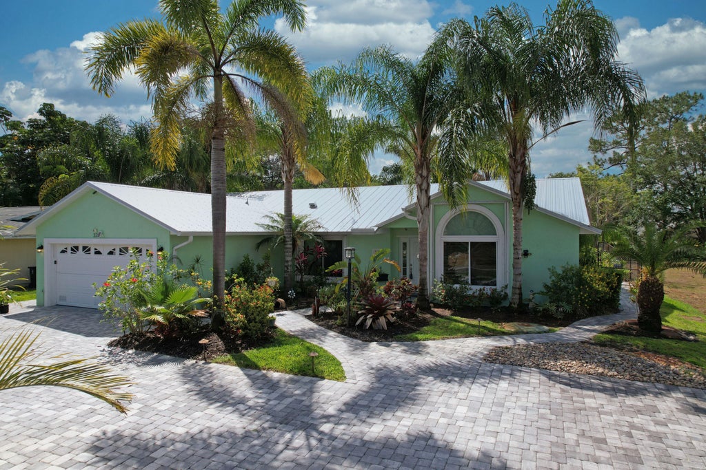 Photo of 322 SE Majestic Terrace, Port Saint Lucie, FL 34953 (MLS # R10982417)