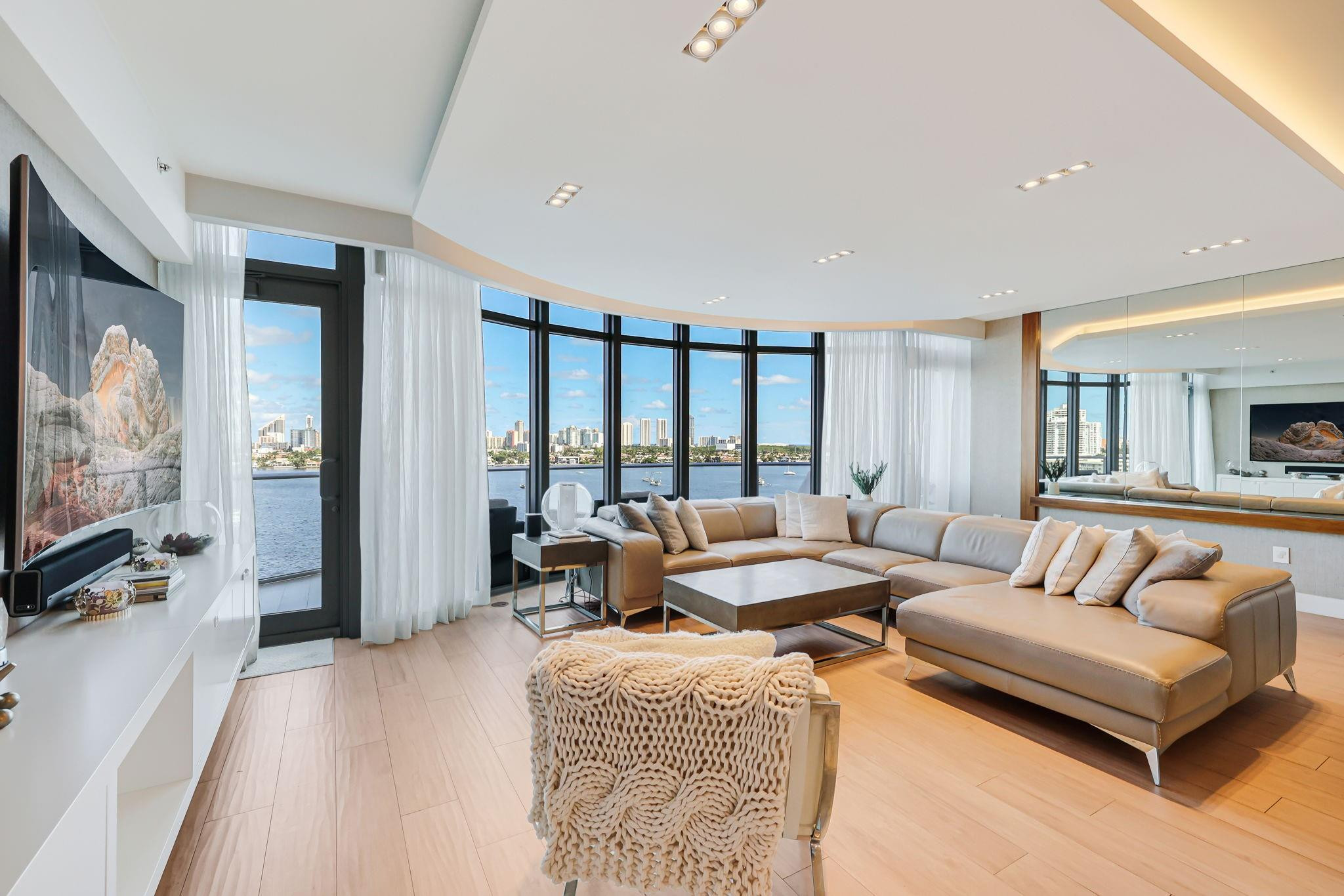 17301 Biscayne Boulevard 1011