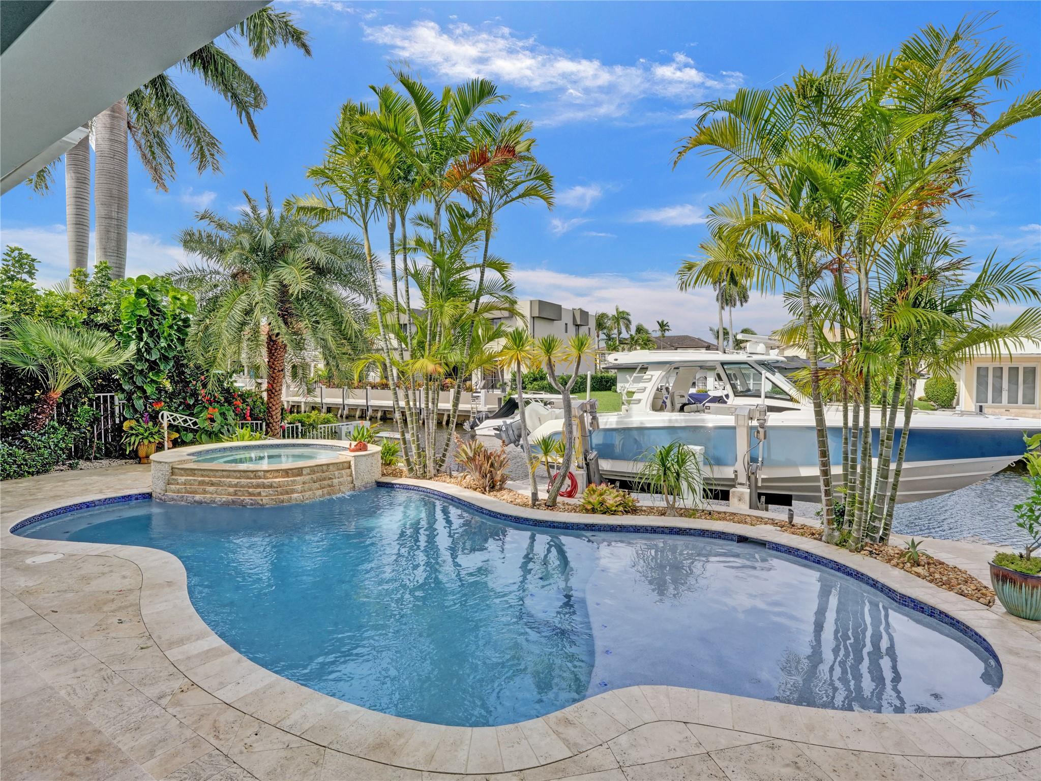 CORAL KEY VILLAS 3RD SEC - Residential