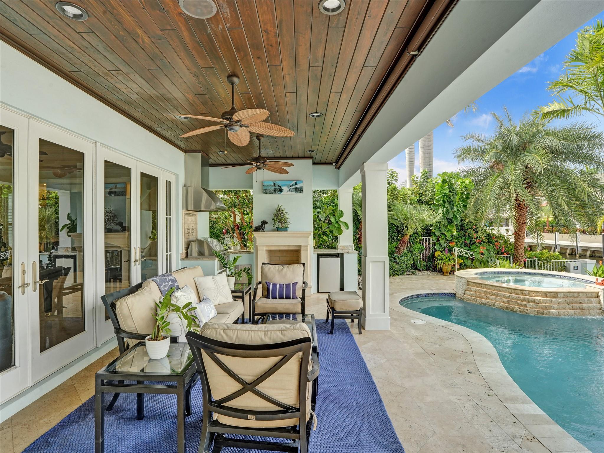 CORAL KEY VILLAS 3RD SEC - Residential