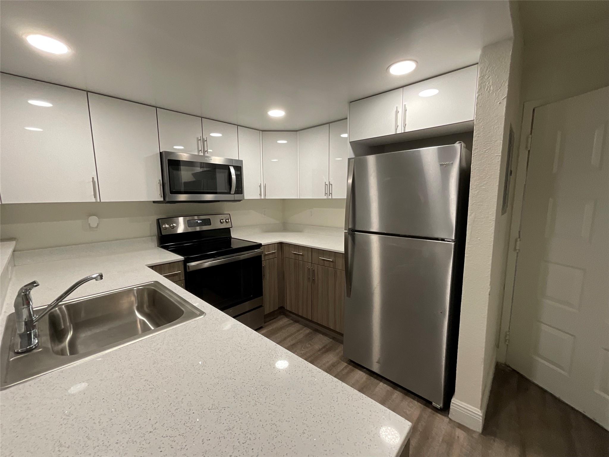 *$99 DEPOSIT (w.a.c) *FAST AND EASY MOVE IN *Great layout with a huge walk in closet and very spacious living room. Aventura Harbor is now leasing recently renovated one and two bedroom residences featuring huge living spaces, oversized bedrooms and tons of closet space. If you’re looking for a sunny, spacious and well-appointed apartment home, resort-style amenities and beautifully maintained grounds, look no further. Aventura Harbor offers all these lifestyle choices plus effortless expressway convenience and the peace of mind of gated community living. Plus, you'll enjoy easy access to unbeatable shopping, dining and nightlife.