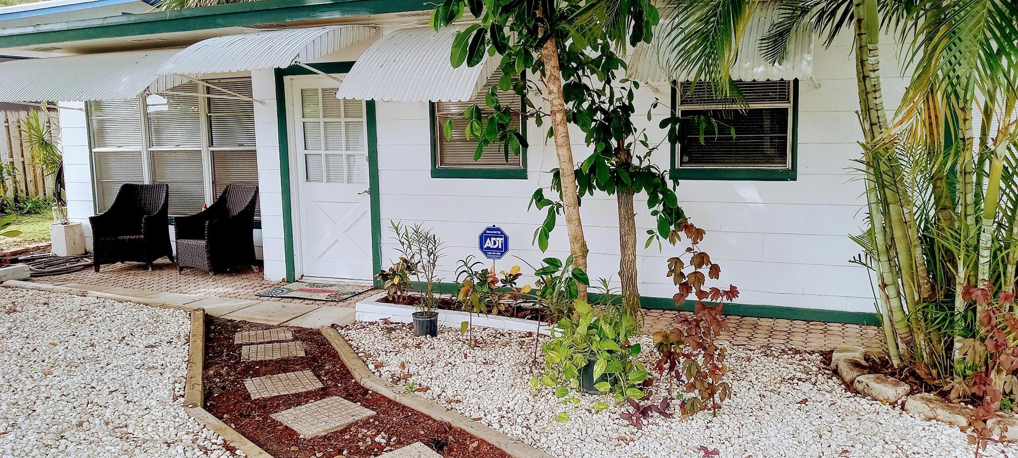 WELL CARED FOR HOME IN A QUIET NEIGHBORHOOD. 2 BEDROOMS, 1 BATH AND A FAMILY ROOM. OWNER DOES NOT WANT MORE 1THEN 3 OCCUPANTS. READY TO RENT NOW. OWNER WILLING TO POSSIBLY GIVE A SENIORS CITIZEN DISCOUNT. WATER INCLUDED.