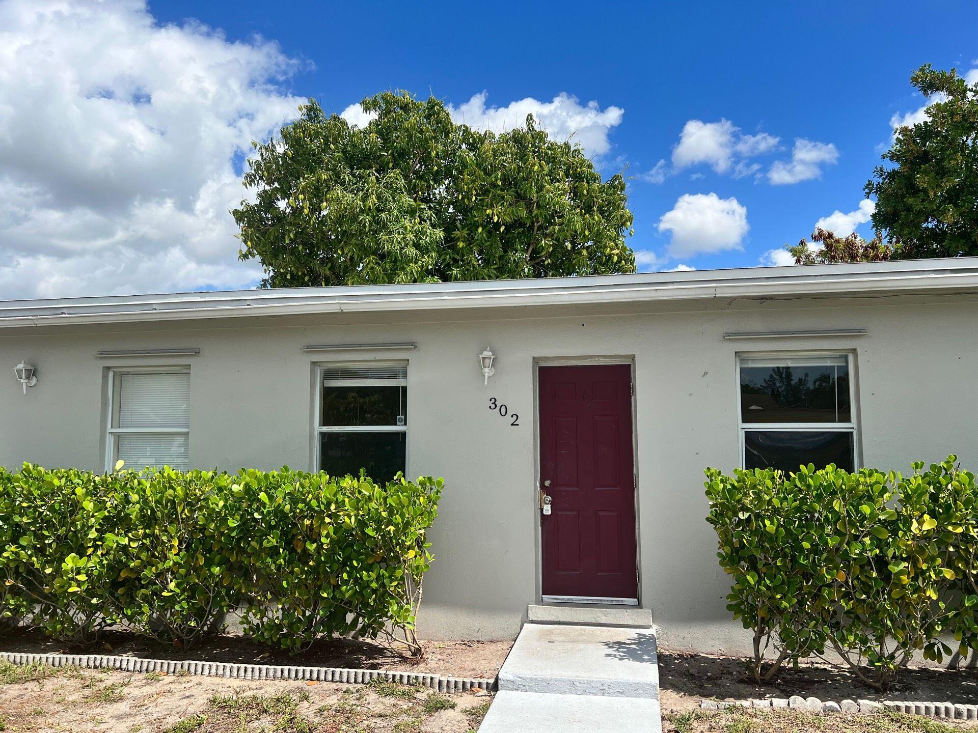 Super cute and clean 1-bedroom apartment available in Greenacres. Tile throughout. Close to shopping/dining, turnpike and I95. Move in ready. Fast and quick application process.