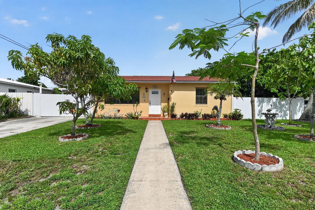 Photo of 5826 CHURCHILL Court, West Palm Beach, FL 33405 (MLS # B26054023)