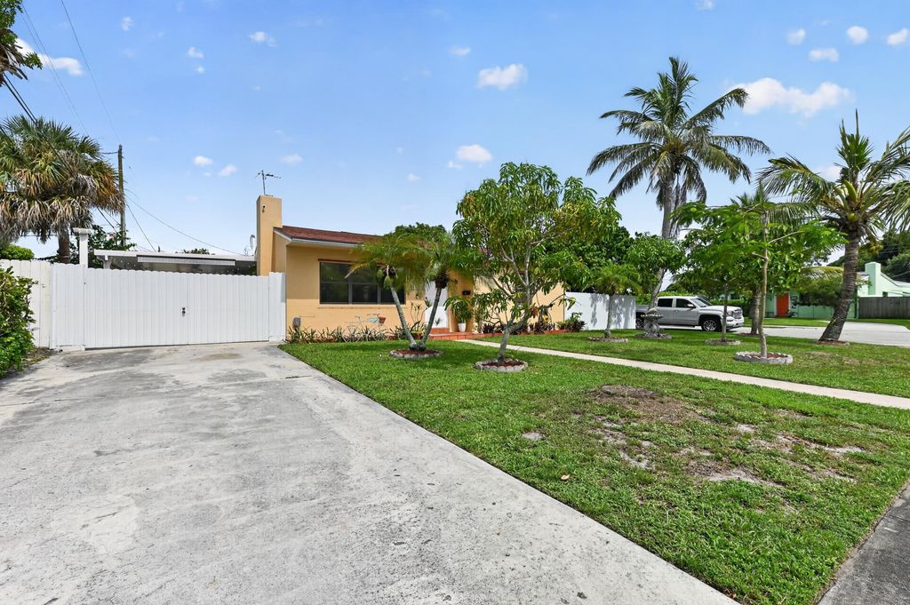 Photo of 5826 CHURCHILL Court, West Palm Beach, FL 33405 (MLS # B26054023)