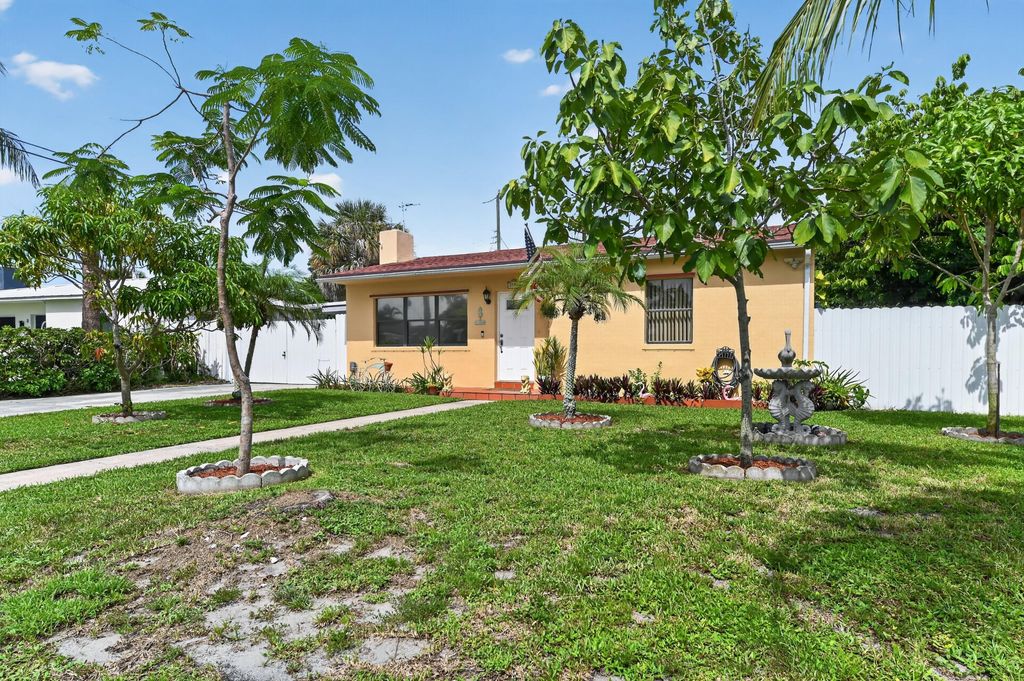 Photo of 5826 CHURCHILL Court, West Palm Beach, FL 33405 (MLS # B26054023)