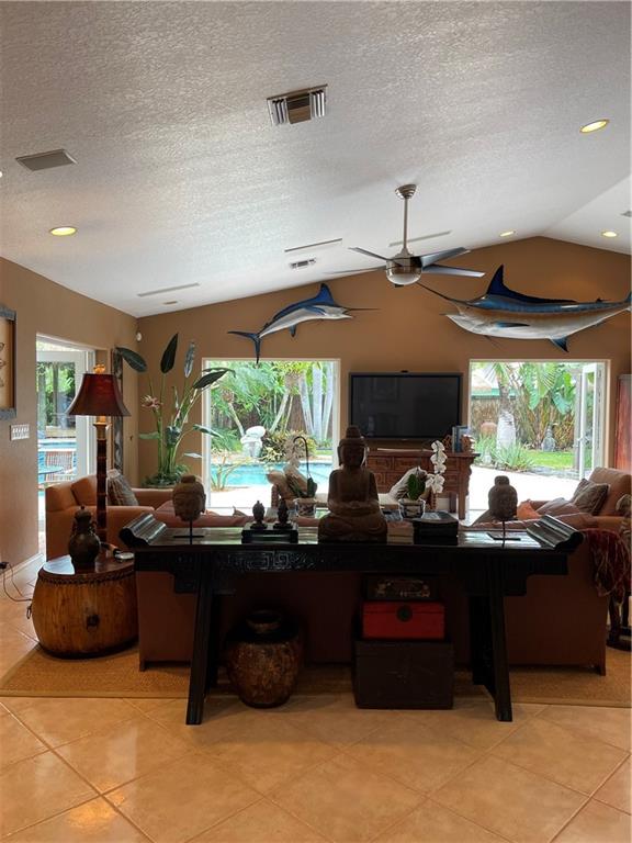 Santamaria Harbor 28-27 B - Residential