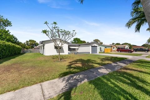 1815 Pinehurst Dr West Palm Beach FL 33407