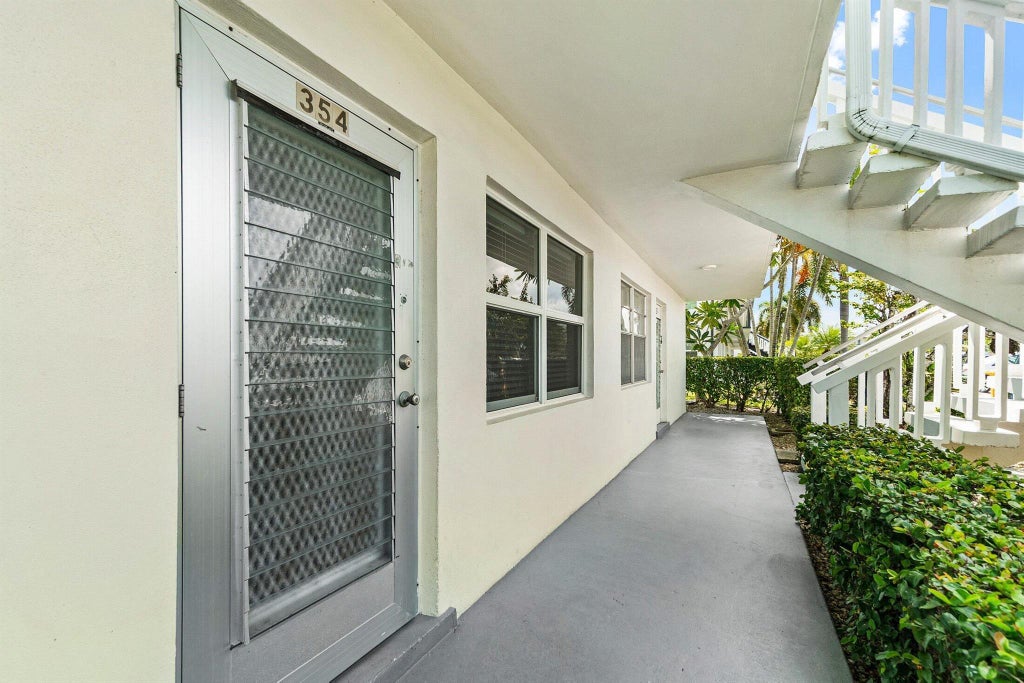 Photo of 354 Chatham R, West Palm Beach, FL 33417 (MLS # R11116395)