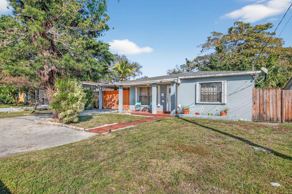 Photo of 131 SW 7th Terrace, Hallandale Beach, FL 33009 (MLS # B26025901)