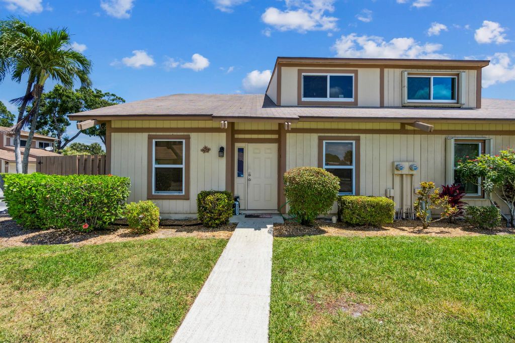 Photo of 353 Maplecrest Circle, Jupiter, FL 33458 (MLS # R10981398)