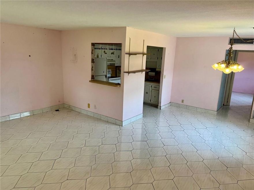 Excellent investment! Lots of potential in sought after Kings Point in Delray Beach!