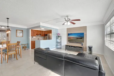 24 Newport B Unit 24, Deerfield Beach, FL MLS: F10477643