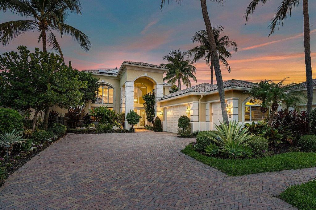 Photo of 13 Island Drive, Boynton Beach, FL 33436 (MLS # R10992325)