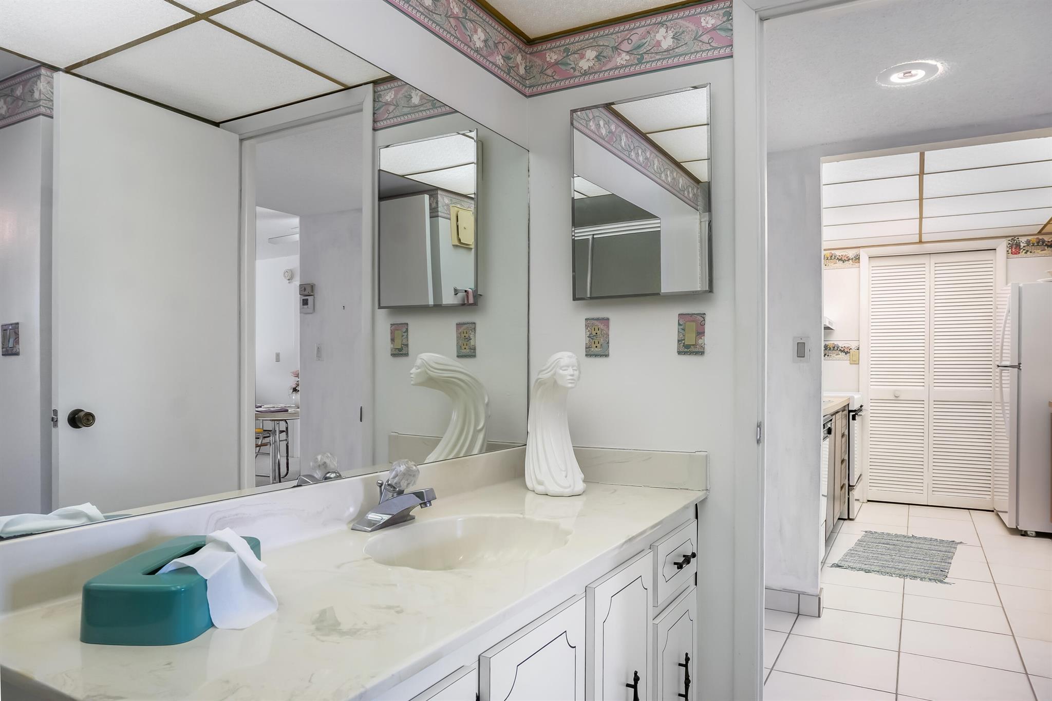 RACQUET CLUB APTS - Residential