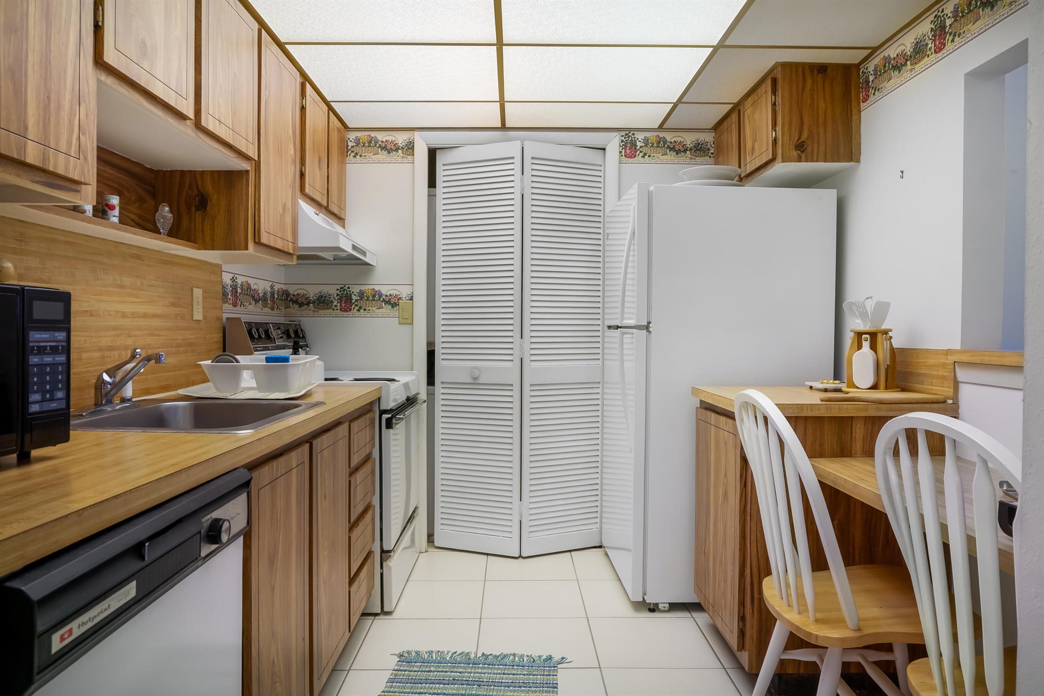 RACQUET CLUB APTS - Residential