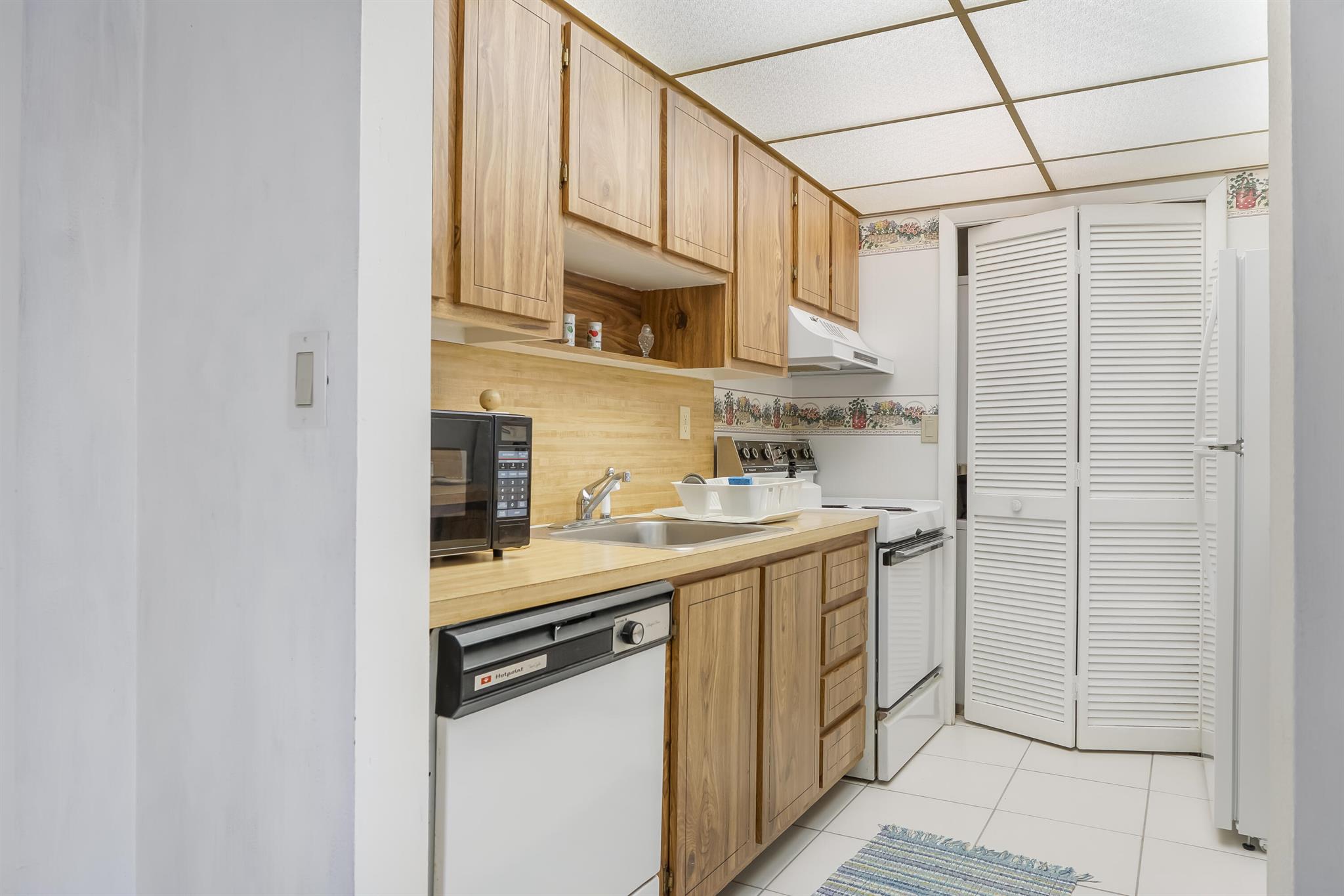 RACQUET CLUB APTS - Residential