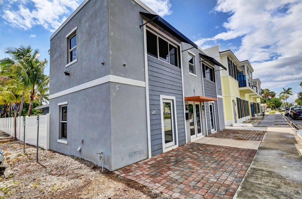 Photo of 347 NE 5th Avenue, Delray Beach, FL (MLS # R10947899)