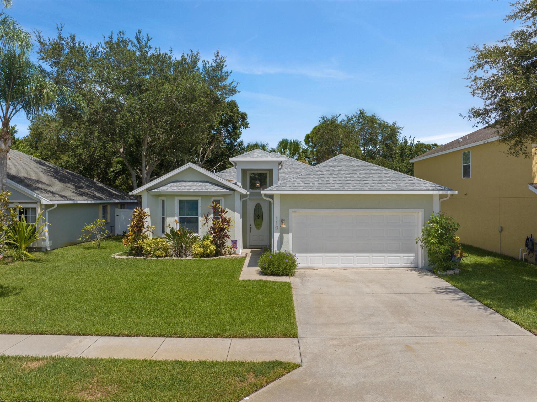 Looking for a home that's been genuinely cared for? This one's worth a look. Built in 2006, it's been kept exceptionally clean and well-maintained over the years; nothing feels overlooked. Major updates give peace of mind: 2023 roof, 2023 HVAC system with a brand new 2025 UV light for improved air quality, and a white vinyl fence.The layout is comfortable and functional. The main bedroom offers privacy and comfort, with an ensuite featuring double sinks, a soaking tub, and a walk-in shower. The living room is massive, with ceilings peaking at 12 feet, making the space feel expansive. The kitchen offers stainless steel appliances, granite countertops, and plenty of storage, plus a breakfast nook where morning light fills the room. The dining area sits just off the kitchen and opens