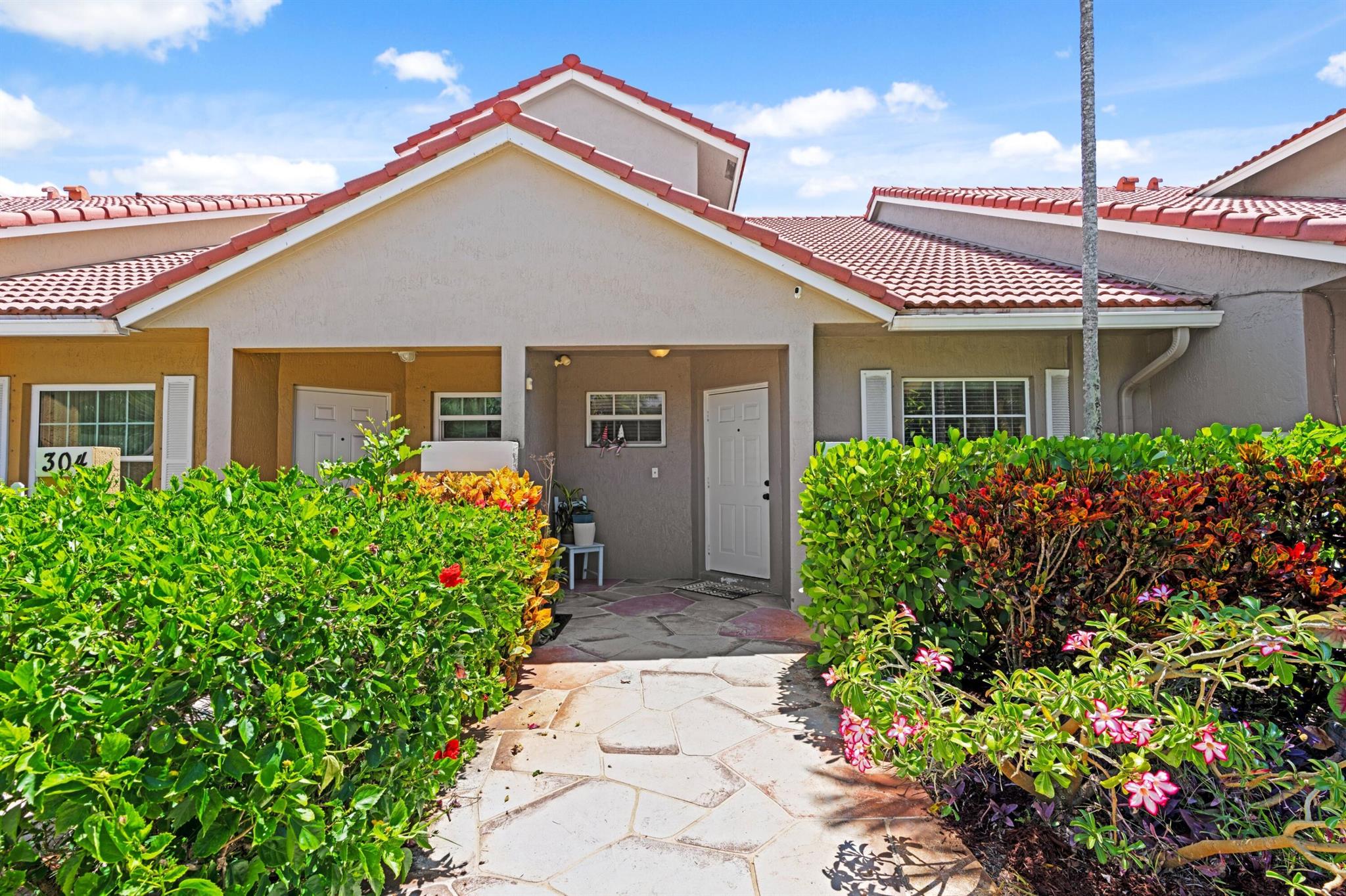 Welcome to this charming and spacious 3 bedroom, 2.5 bath townhome, nestled in highly sought after East Boynton Beach community of Kensington Place. Features include an open concept with the primary bedroom on the main level, vaulted ceilings and a split bedroom floorplan. Upstairs, you'll find two additional bedrooms with an open and versatile loft area which provides the perfect space for a home office, playroom or media lounge. Additional features include a well appointed kitchen with plenty of cabinetry, a low maintenance fee, pet friendly environment and is conveniently located near shopping, dining, major highways and so much more!