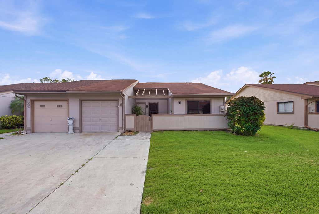 Photo of 18 WINCHMORE Lane, Boynton Beach, FL 33426 (MLS # B26057649)
